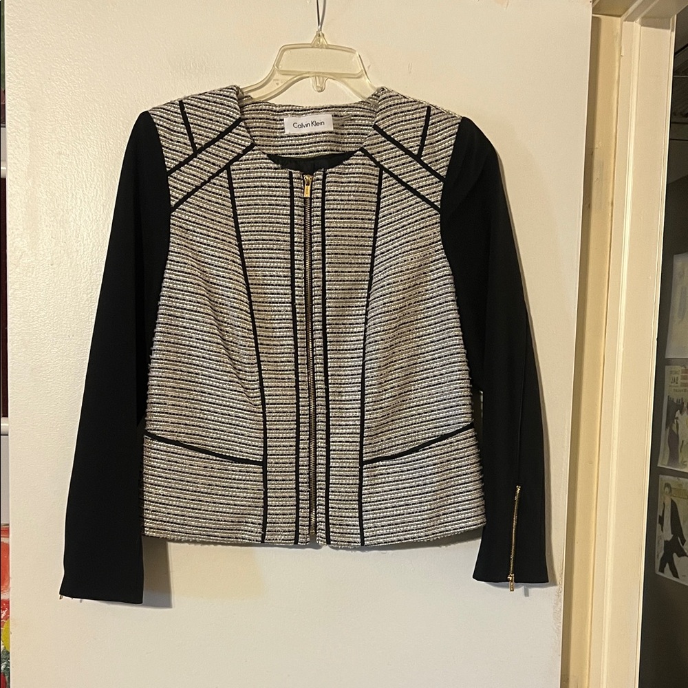 Calvin Klein black/gray/white multi fabric zip front jacket. Front pockets.